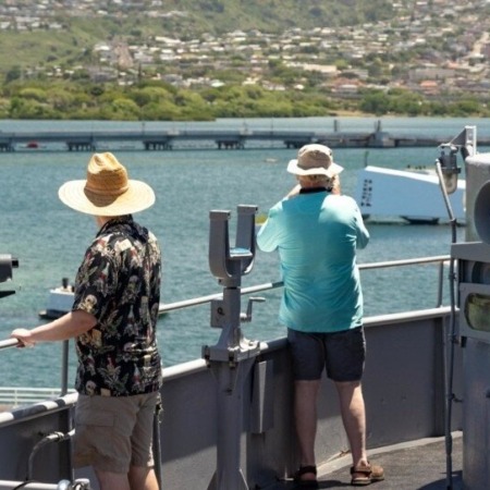 ht pht oahu pearl harbor memorial and battleship mis tourists battleship missouri viewing harbor