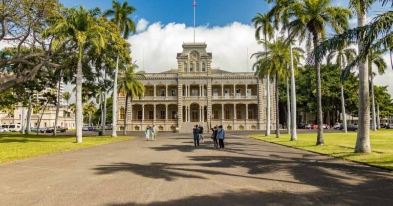 ht pht oahu the complete pearl harbor experience fro historic building palm trees people