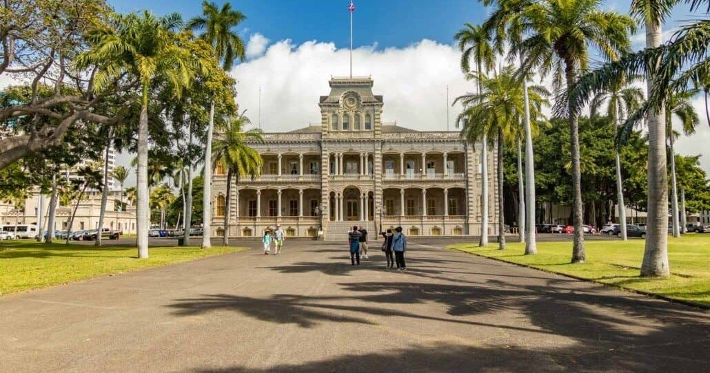 ht pht oahu the complete pearl harbor experience fro historic building palm trees people