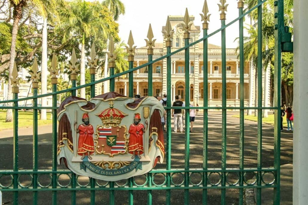 ht-pht-oahu_uss-arizona-memorial-and-historic-honolu-historic-gate-honolulu-palace ht pht oahu uss arizona memorial and historic honolu historic gate honolulu palace