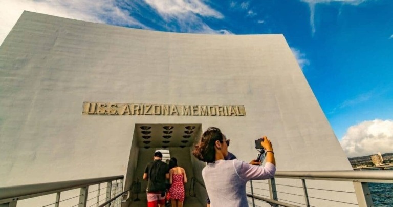 ht-pht-oahu_uss-arizona-memorial-and-historic-honolu-uss-arizona-memorial-entrance-people ht pht oahu uss arizona memorial and historic honolu uss arizona memorial entrance people